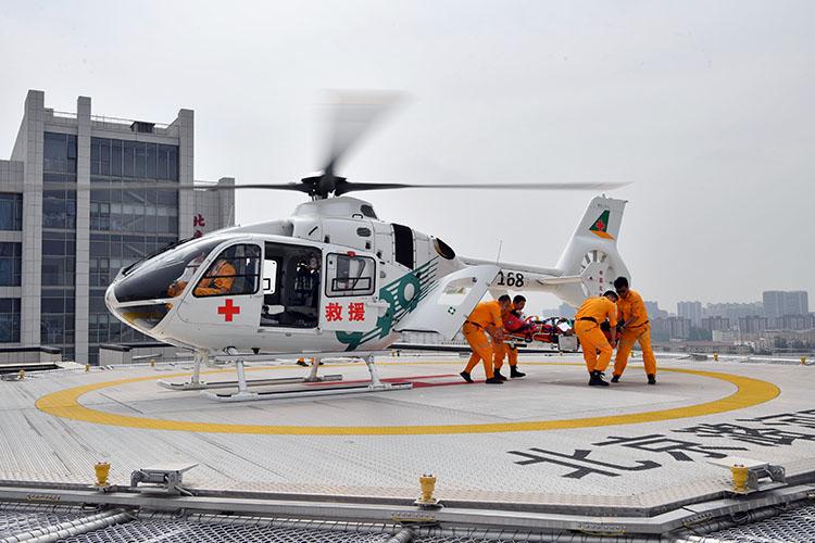 "伤员"被抬出救援直升机.