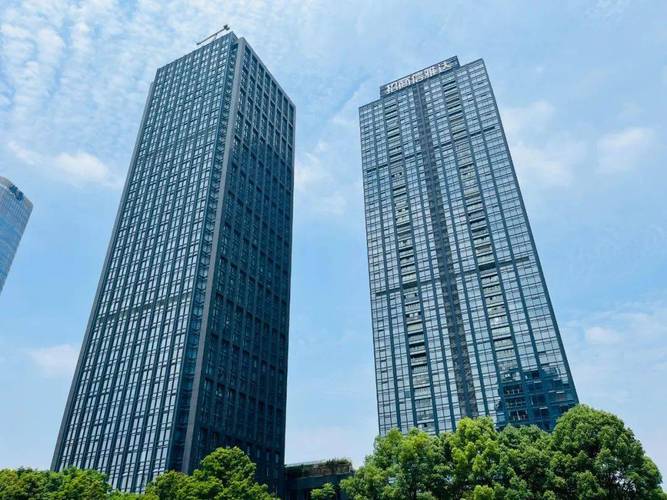 新辟的586路接驳地铁6号线江汉路站,在滨江区信雅达国际,双城国际等