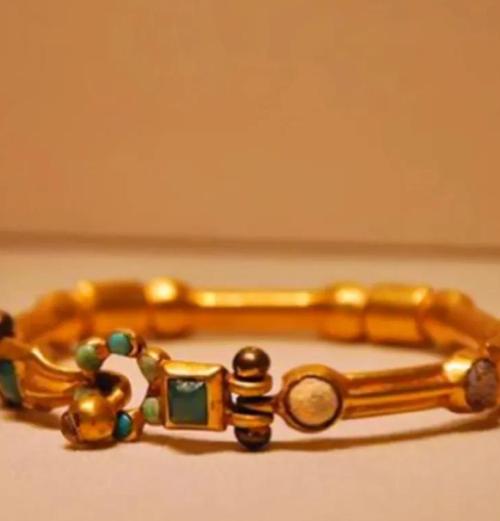 这些珍宝的主人名叫李静训,字小孩.