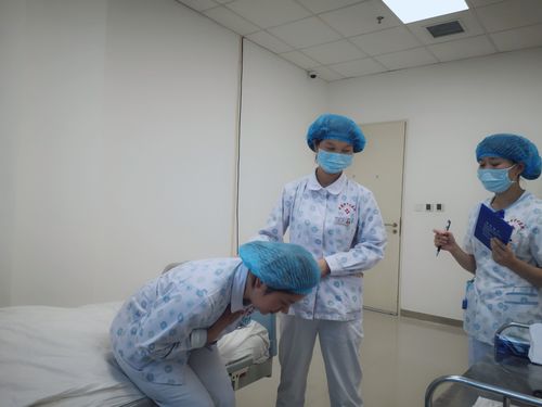 用鼻深吸,屏住呼吸3～5秒,身体前倾,用力咳嗽