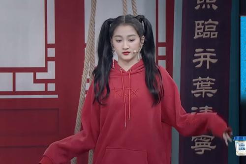 下图是关晓彤脚踩泥鳅的画面,大家也能注意到关晓彤的脚,非常的细长.