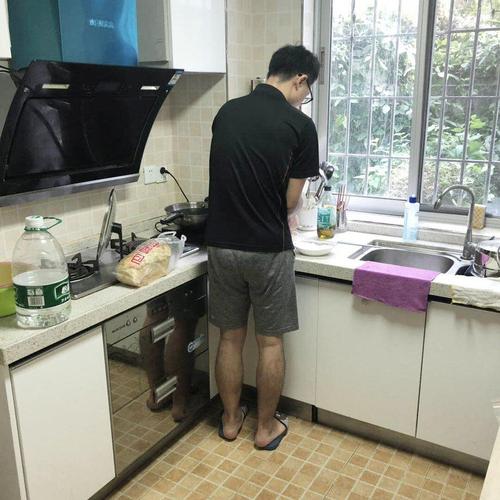 早上为我买土司做三明治的背影