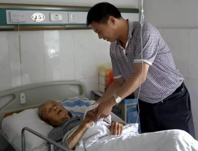 老人病重,作为儿媳妇和女婿有义务照顾好老人吗?儿女是这么做的