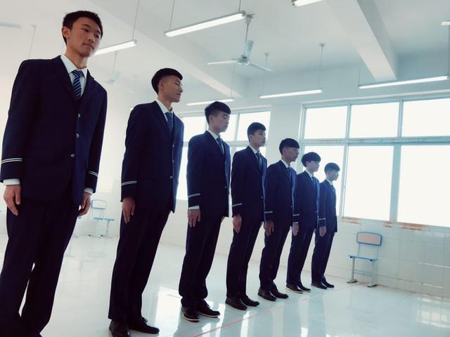 绵阳理工学堂:高铁乘务员的姿态礼仪要求