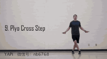 原地交替交叉间歇跳,同侧连续两次,双腿放松且屈膝幅度小,连续跳跃5