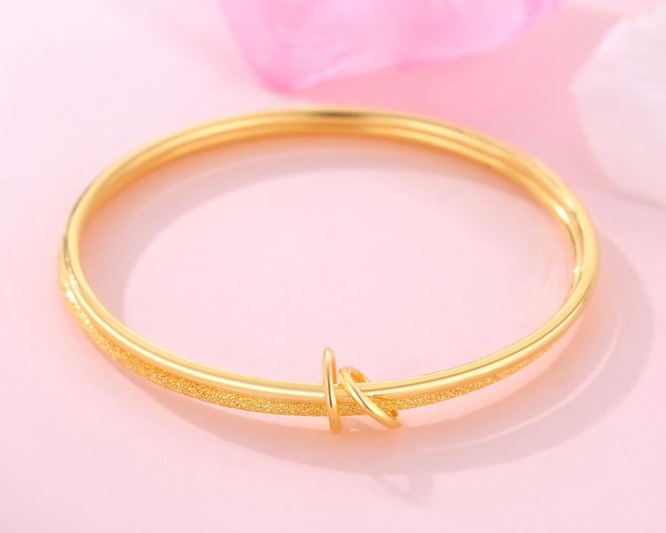 50岁女性戴多重的金手镯适合50岁女人戴的金手镯克重多少最好