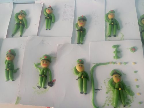 孩子心灵手巧,用彩泥做的军人个个英俊潇洒.