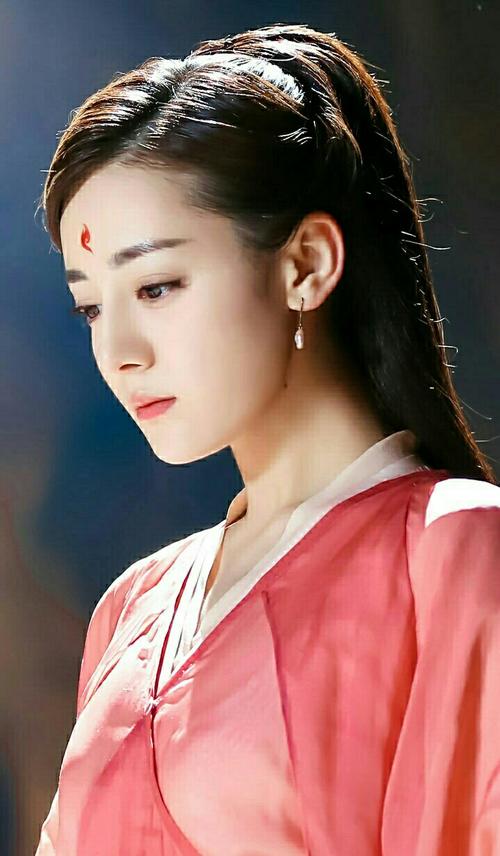 自从看了《三生三世十里桃花》,迪丽热巴饰演的白凤九就给我留下了不