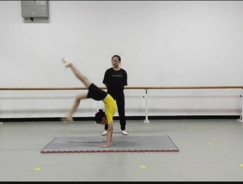 舞蹈后桥训练中