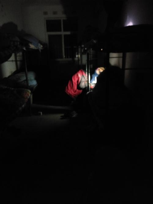 洪池初中晚上10:30的初三男生宿舍