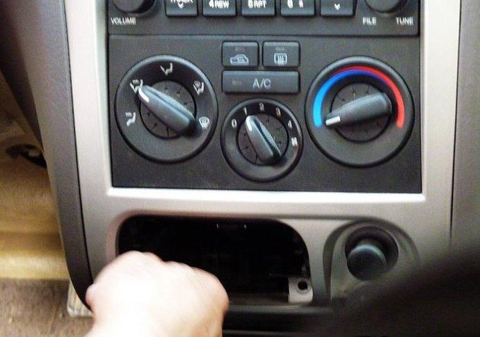 伊兰特加装车载无碟dvd导航蓝牙一体机作业