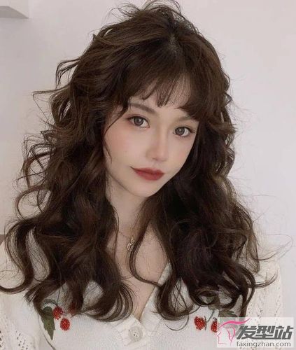 满头烫发造型自带复古感, 一头卷发抓乱一些,烟熏妆大红唇,时髦又摩登