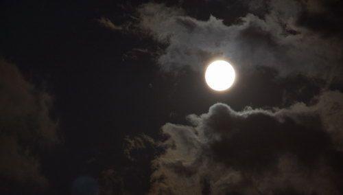 中秋的天空挂着忧伤的月亮