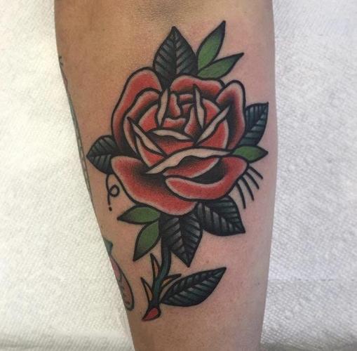 女生小腿上彩绘抽象线条植物叶子和花朵玫瑰纹身图案