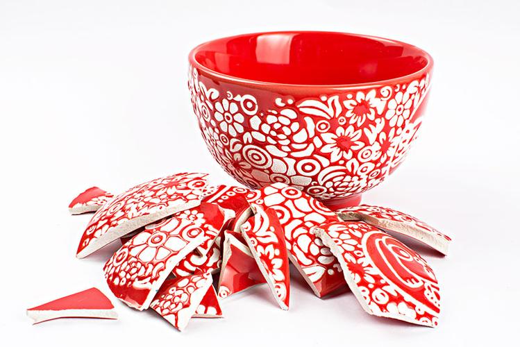 摔碎的红色的碗