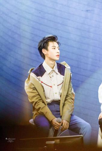 小鬼王琳凯之新歌 非嘻哈风 有种无奈的压抑感《i.w.