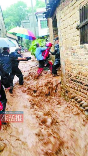 目前大雨继续,全州县正积极组织各乡镇各级各部门抗洪抢险.