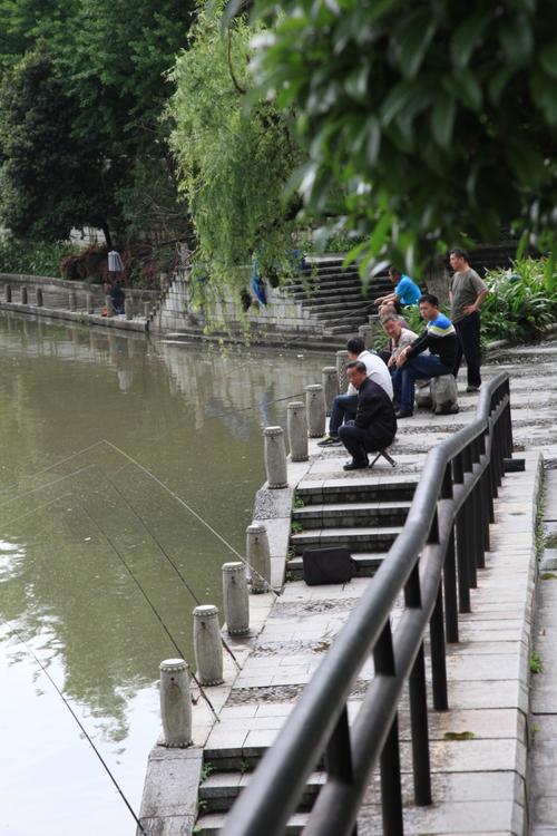 桂林桃花江畔的垂钓者