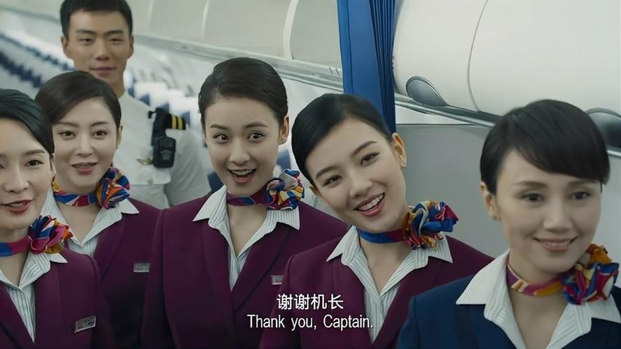 中国机长空姐跟机长马上飞行展开检查工作俊男靓女太养眼