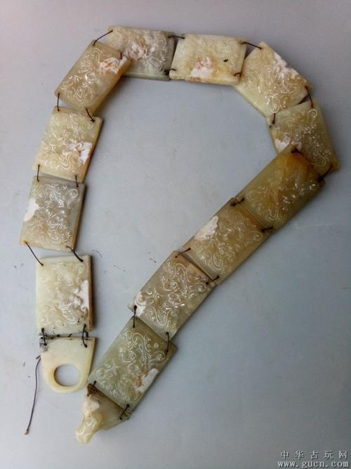 出土的汉代雕工精细老和田玉腰带