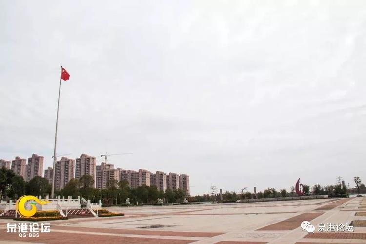 这个时候锦绣广场本该欢声笑语,散步的,溜冰的,好不热闹,但此时广场上