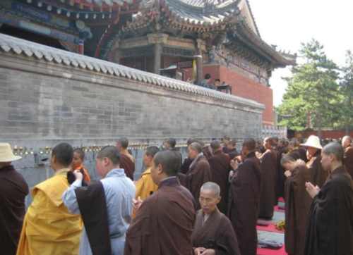 这座尼姑庵始建于北宋,是世界上最大的尼姑庵,位于五台山的普寿寺.