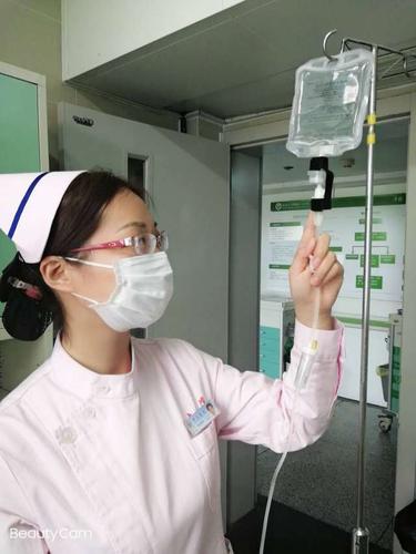 巧用"魔术贴" 设计输液器防脱落贴 在输液室或儿科病区,宝宝在输液时