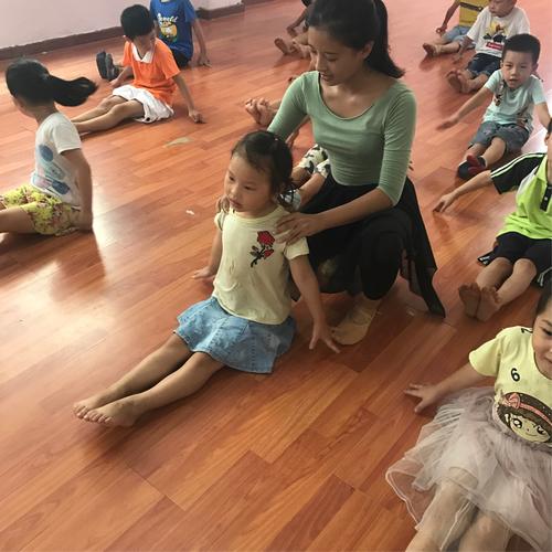 hjsy汇嘉幼儿园暑期学前班舞蹈体验课!