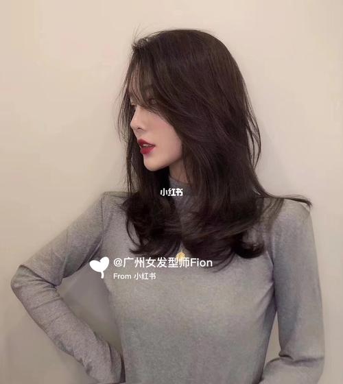 沙发自然卷推荐发型_发型_自然卷_沙发_搭配_收腰_女生烫发发型_时尚