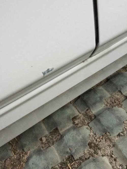 汽车后车门露底漆了需要处理吗