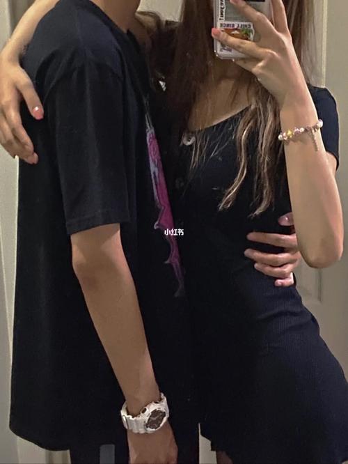 情侣拍照姿势 对镜拍 搂腰杀_拍照姿势_男朋友_手机_恋爱_拍照道具_瘦
