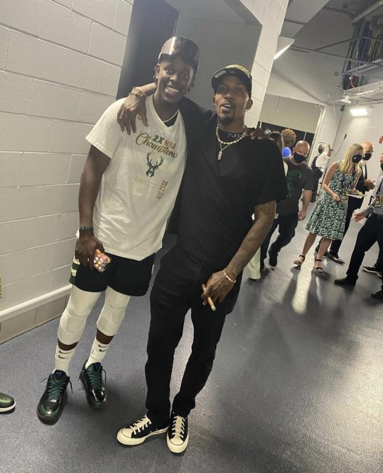 bucks in 6!詹宁斯赛后与总冠军奖杯合影