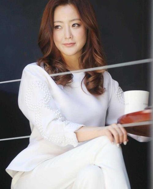 金喜善不仅气质好衣品还高级荷叶边上衣配9分裤优雅贵气