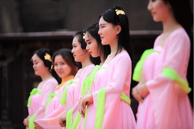 横店的女群演相貌出众,一天赚不到100,只为成为下一个赵丽颖