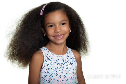 一个可爱的非裔美国小女孩被隔离在白色上的肖像.