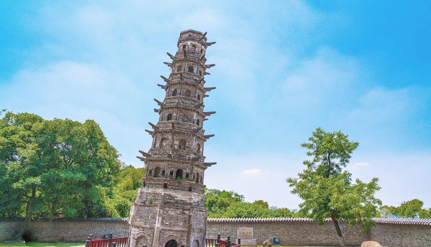又叫方山斜塔,顾名思义,它其实是一座倾斜度很高的寺庙,这主