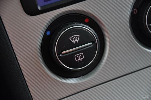 迈腾的座椅加热控制位于空调旋钮上方,以滚轮来控制,左侧有小显示屏