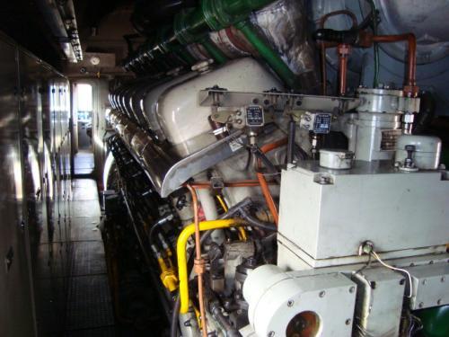 内燃机火车头是多大马力发动机是多少只缸缸径是多少