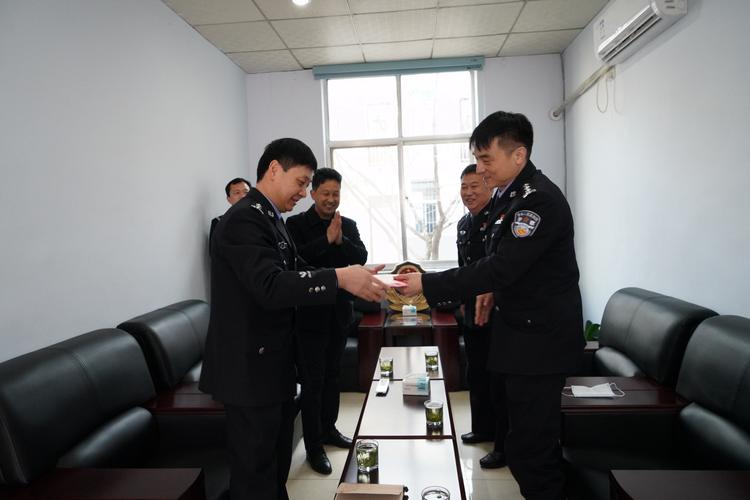 三门峡市公安局党委委员倪建军一行看望慰问牺牲民警家属