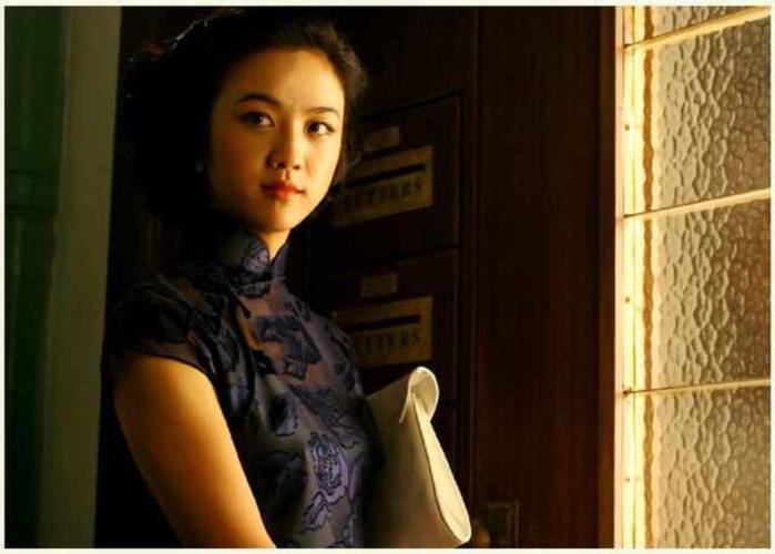 汤唯不算是严格意义上的美女,但她身上那种时而高贵冷艳,时而像民国
