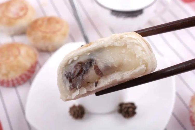 「虾籽虾仁月饼」一只月饼里要放入 6只左右的q弹大虾仁,再辅以虾籽