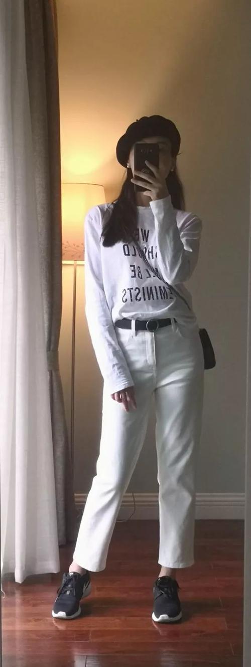 如果喜欢小白鞋,在白裤白鞋间加双袜子会更有层次,也有趣.