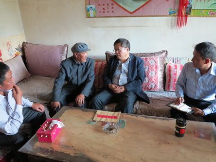 海南州委常委,共和县委书记陈鸿林深入沙珠玉乡走访慰问老党员和贫困