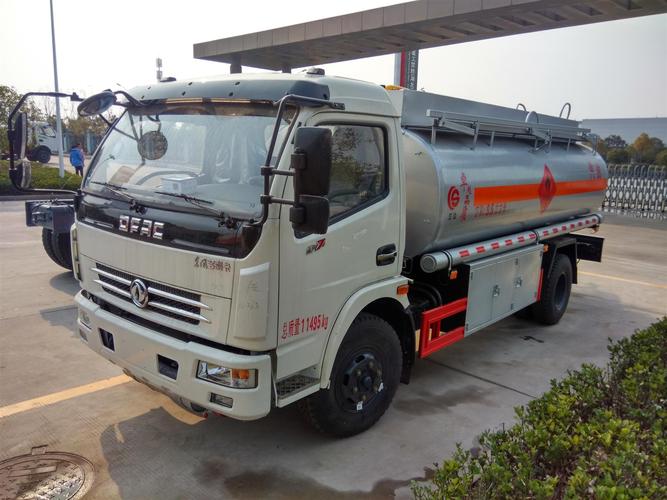 东风多利卡9吨加油车油罐车