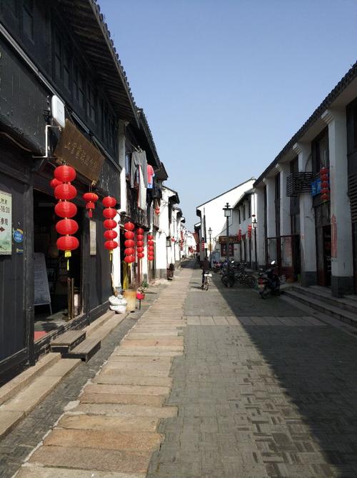  p>老街位于江阴长泾镇明清商业街东侧,是一条千米石板街. /p>