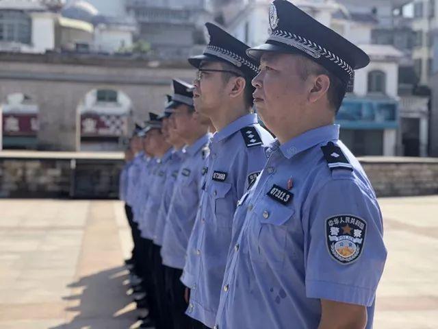 警服在汗水的浸透下更加湛蓝