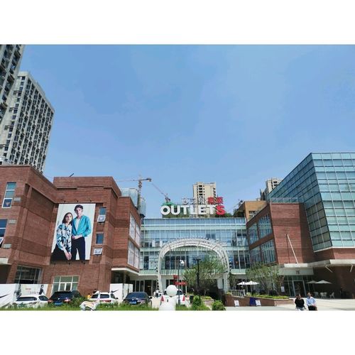 探店长沙砂之船outlets 第一家店就是nike ,真的被满墙满墙的红色鞋盒