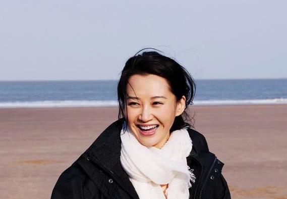 52岁许晴近照好嫩,与肖战热聊似少女,秀s型曲线令人挪