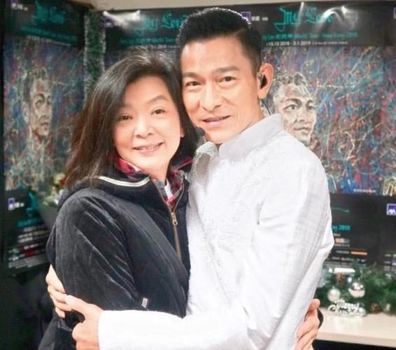 钟楚红惊喜现身刘德华演唱会,58岁的红姑还是那么美!