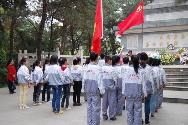 清明节组织中,小学生开展祭扫烈士墓活动
